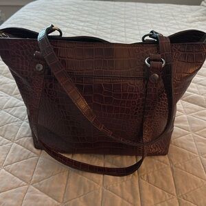 Patricia Nash tote leather.interior one zip pocket.2 slip pocket.